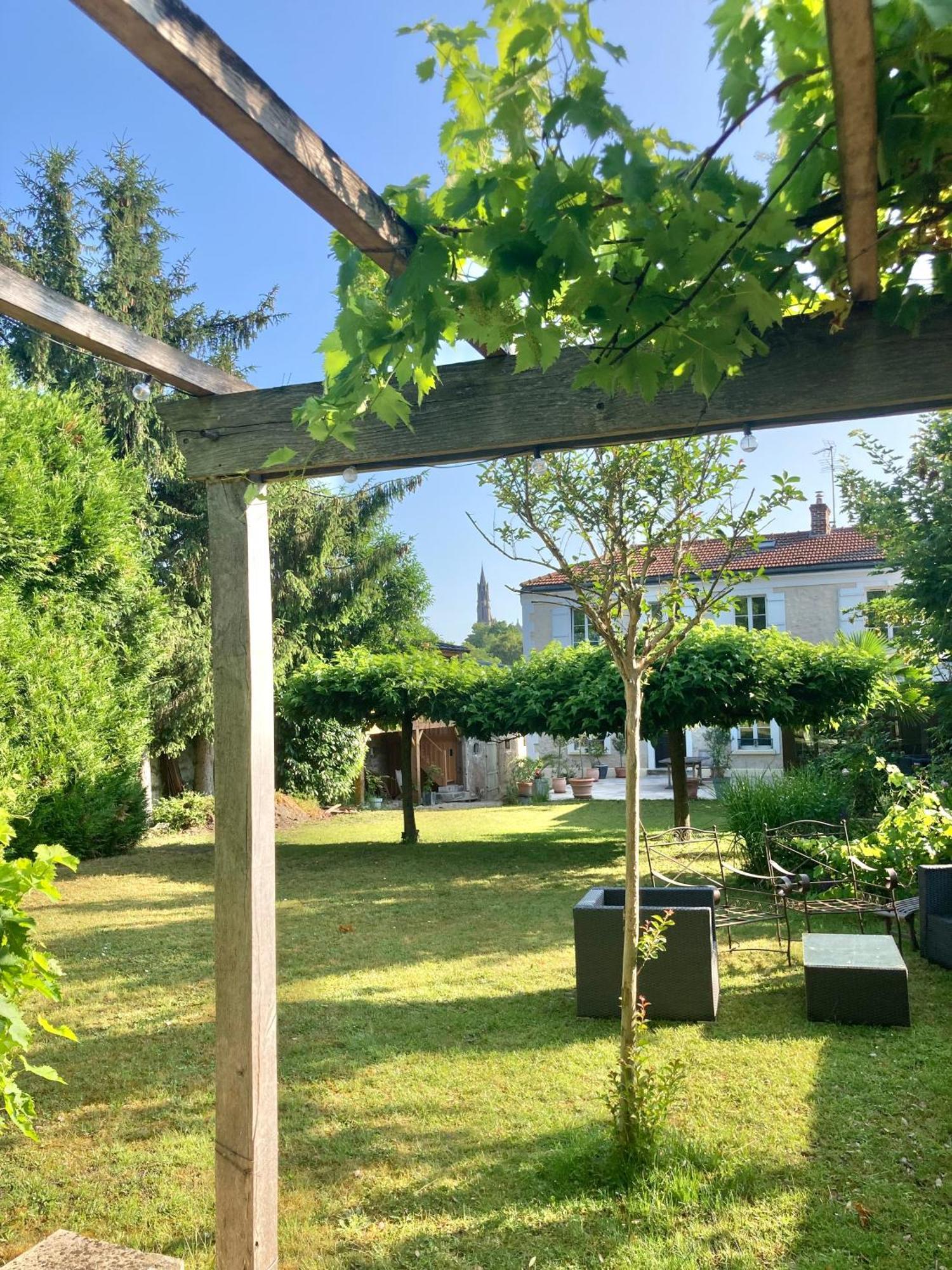 Bed and Breakfast Pierres Et Jardins Senlis  Exterior foto